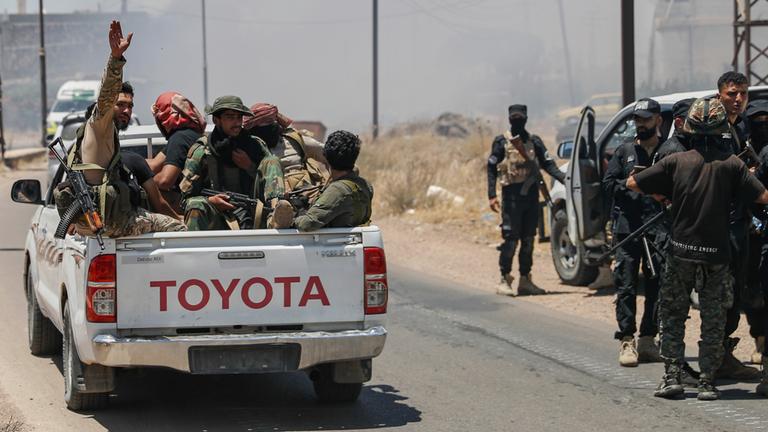 Syrische Regierungstruppen versammeln sich im Dorf am Rande der Stadt Suweida. Aufgenommen am 15.07.2025.