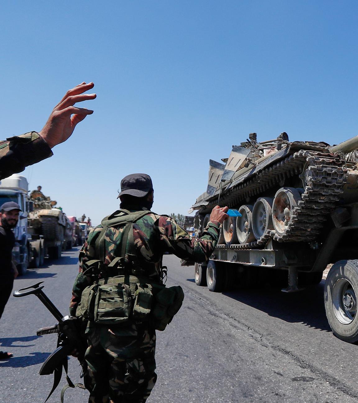 Ein Panzer der syrischen Regierungstruppen, der auf einem Lastwagen transportiert wird, fährt während des Rückzugs aus Suweida in Richtung Süd-Syrien.