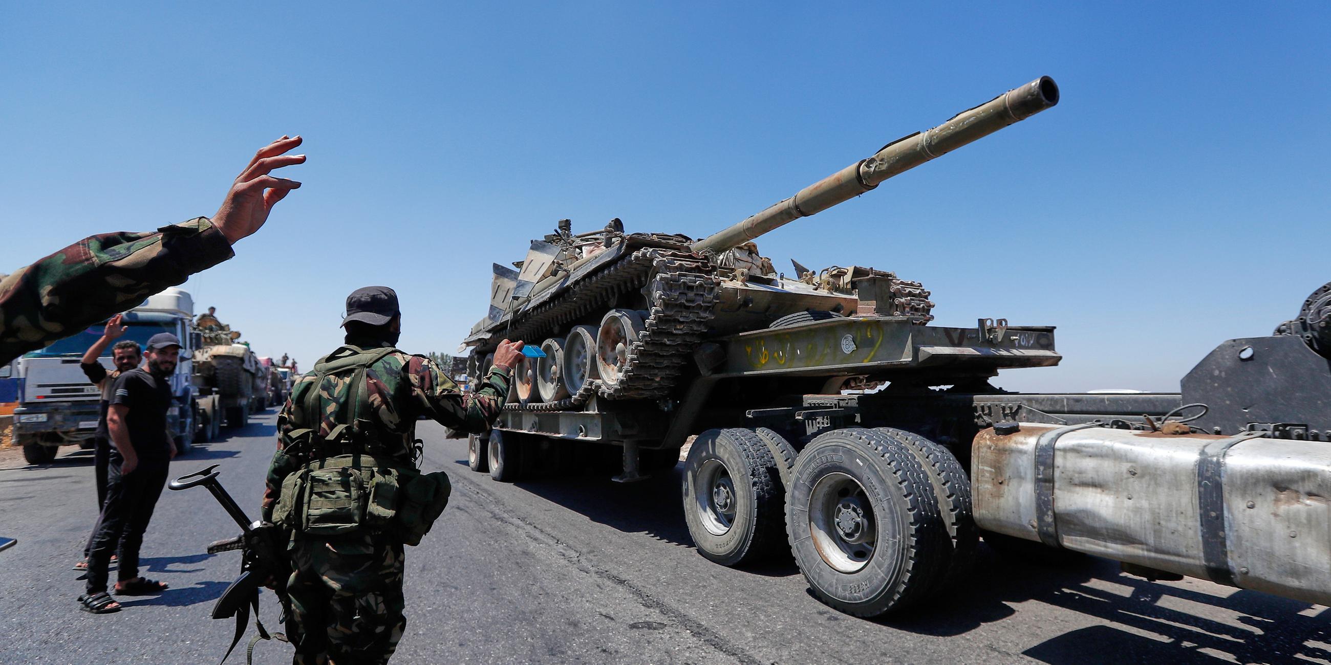 Ein Panzer der syrischen Regierungstruppen, der auf einem Lastwagen transportiert wird, fährt während des Rückzugs aus Suweida in Richtung Süd-Syrien.