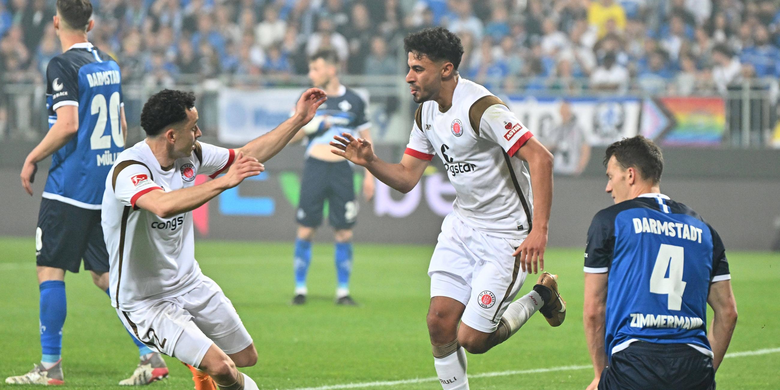 Manolis Saliakas (FC St. Pauli) und Torschütze Elias Saad (FC St. Pauli) jubeln.