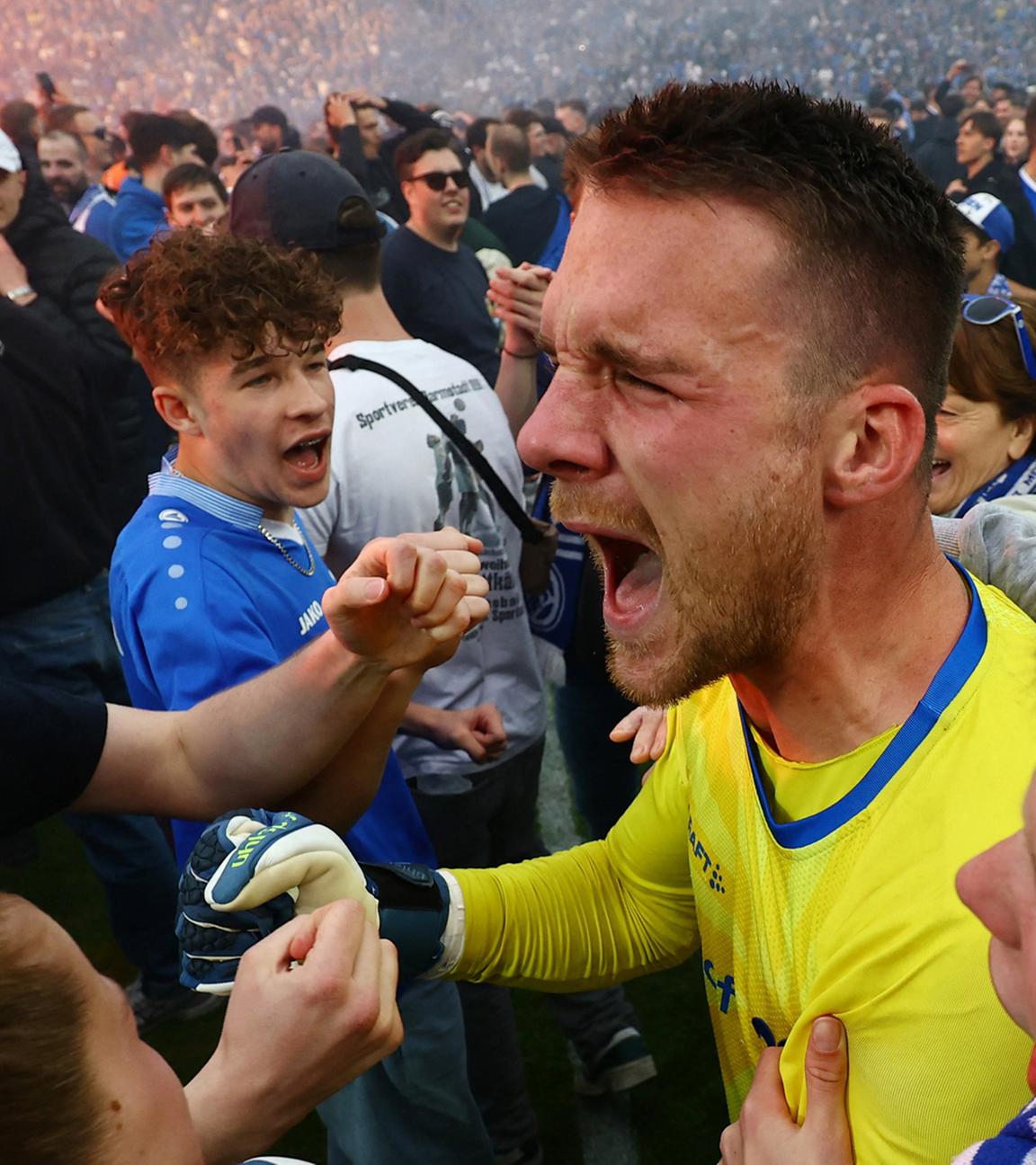 Marcel Schuhen (SV Darmstadt) freut sich mit den Fans über den Aufstieg.