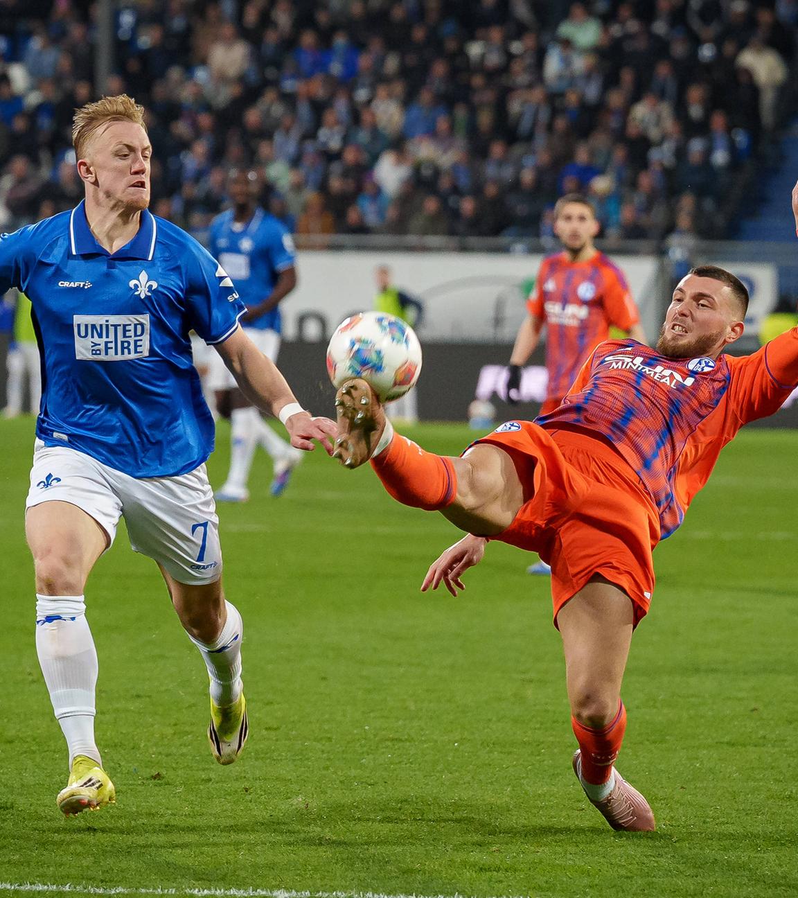 Hasan Kurucay (FC Schalke 04) und Isac Lidberg (SV Darmstadt 98) kämpfen. 
