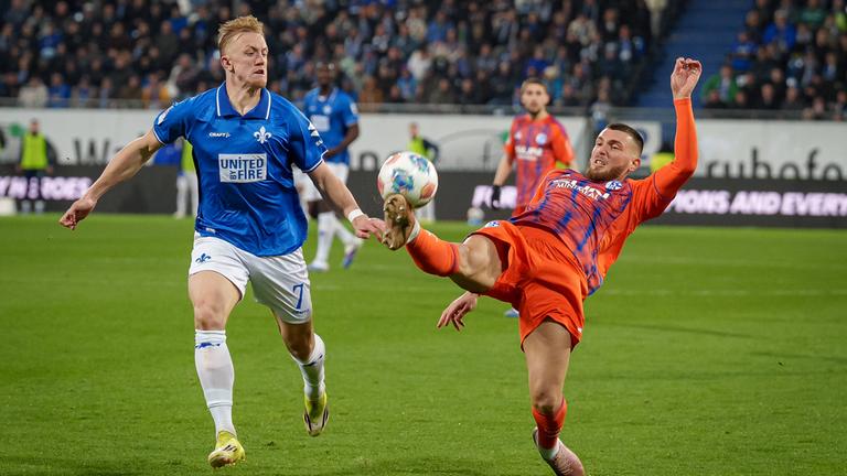 Hasan Kurucay (FC Schalke 04) und Isac Lidberg (SV Darmstadt 98) kämpfen. 