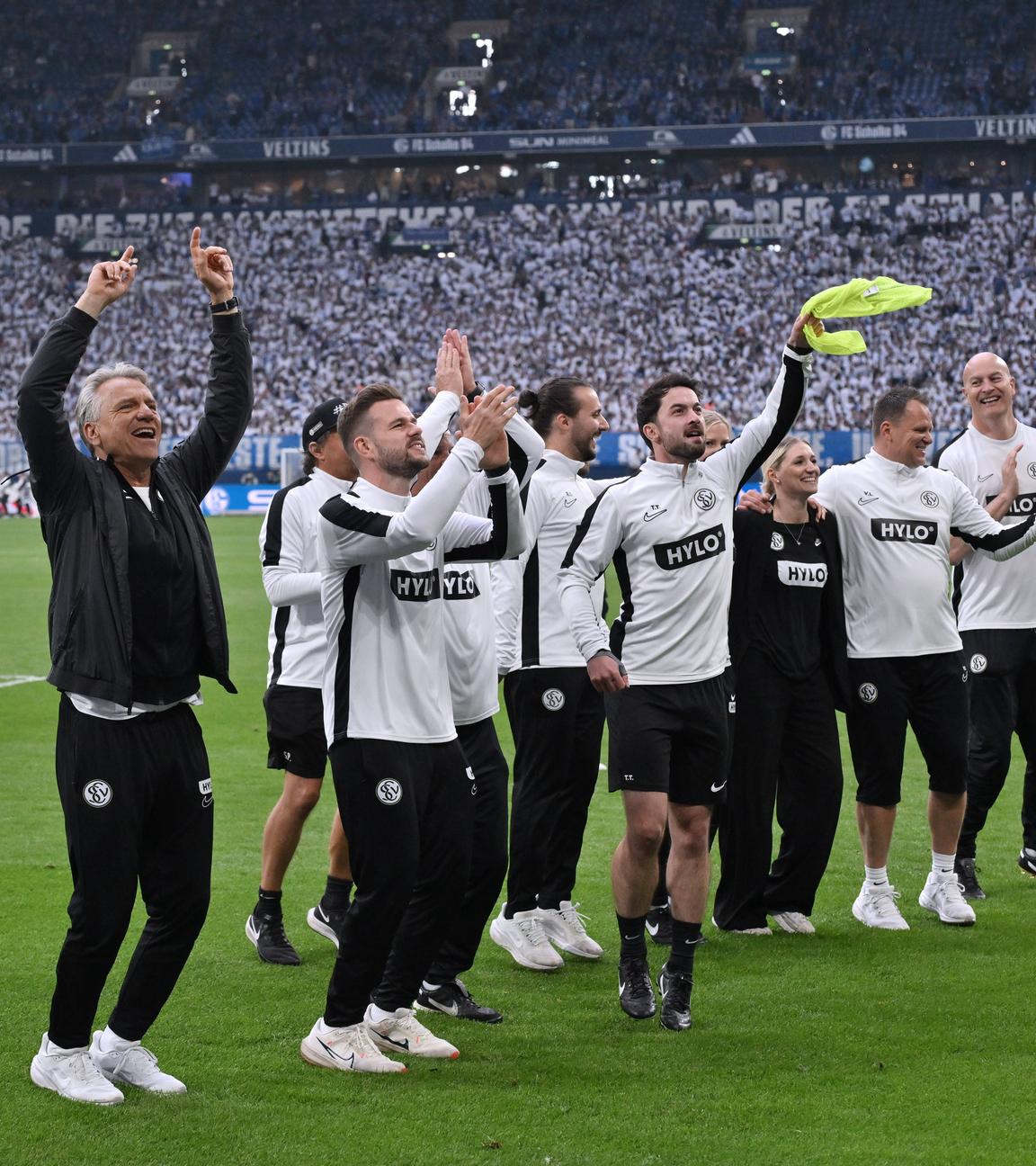 Die jubelnde Fußballmannschaft von SV Elversberg am 18.05.2025
