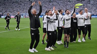 Die jubelnde Fußballmannschaft von SV Elversberg am 18.05.2025