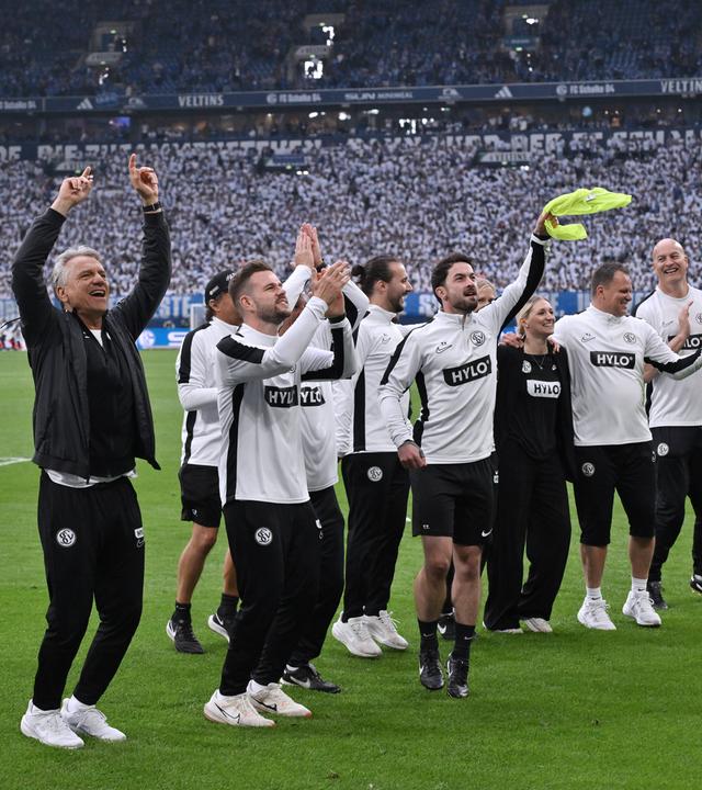 Die jubelnde Fußballmannschaft von SV Elversberg am 18.05.2025