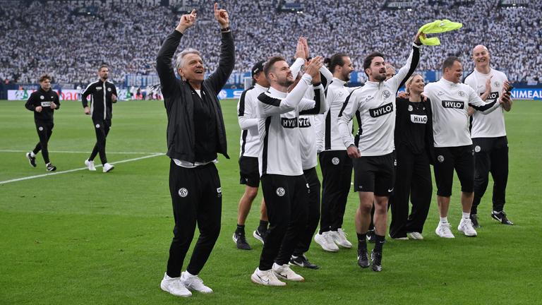 Die jubelnde Fußballmannschaft von SV Elversberg am 18.05.2025