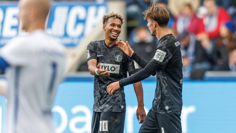 Otto Stange (r.) klatscht mit Bambase Conte (l.) ab.