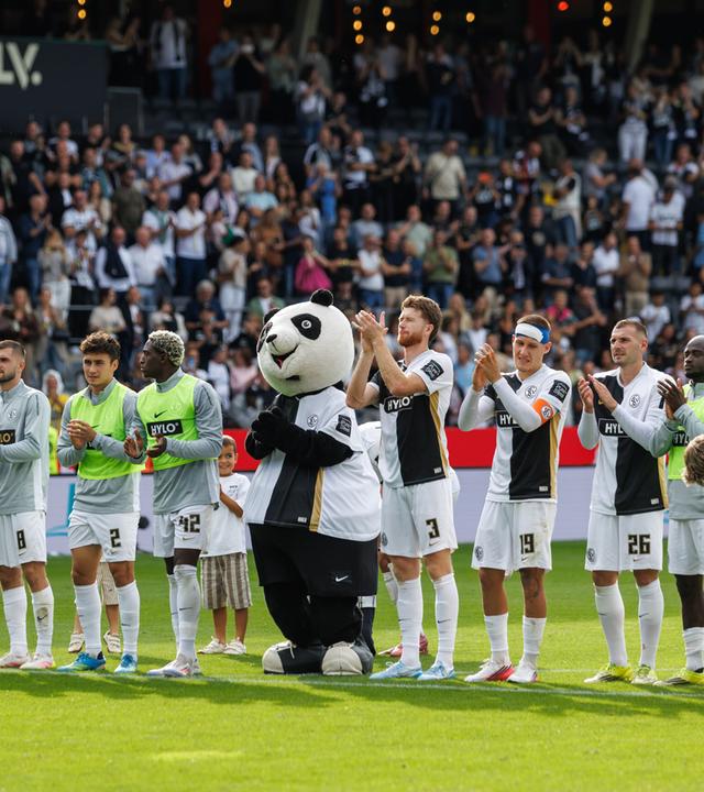 Die Mannschaft aus Elversberg feiert den Sieg