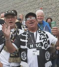 Fans der SV Elversberg in Fanklamotten