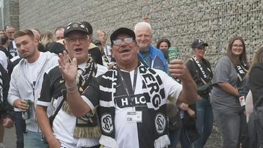 Fans der SV Elversberg in Fanklamotten