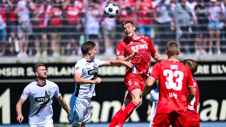  Steffen Tigges von Köln (oben, r) und Carlo Sickinger von Elversberg im Kopfballduell. 