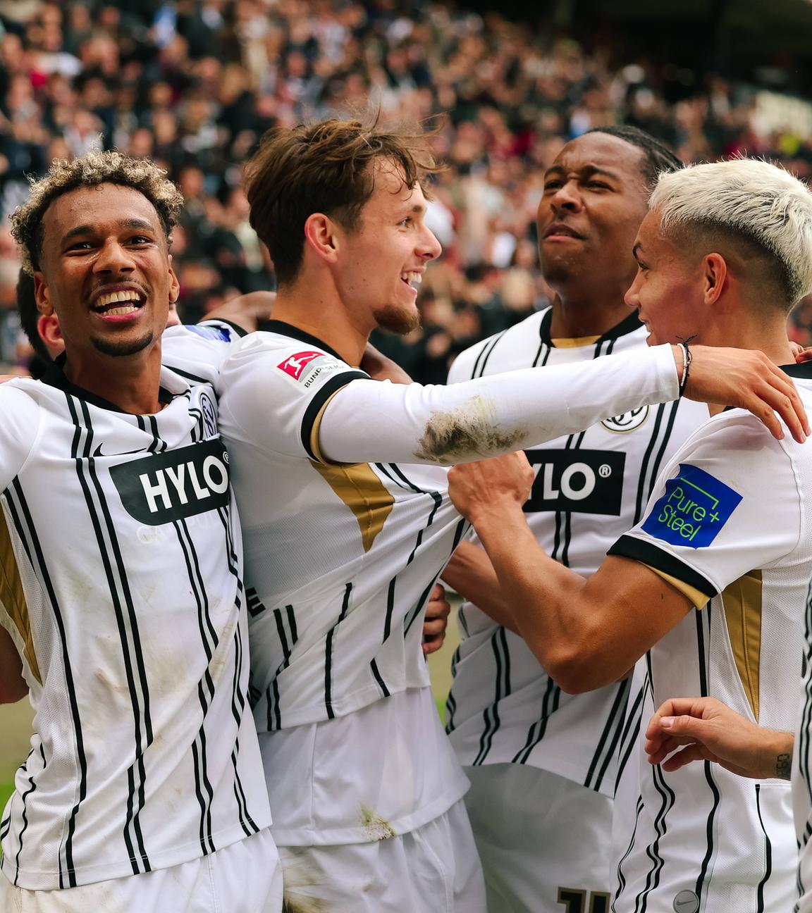 Spieler der SV Elversberg beim Torjubel