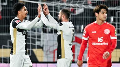 Torschütze Francis Onyeka (l, SV 07 Elversberg) jubelt mit Mannschaftskollegen über das Tor zum 2:0.