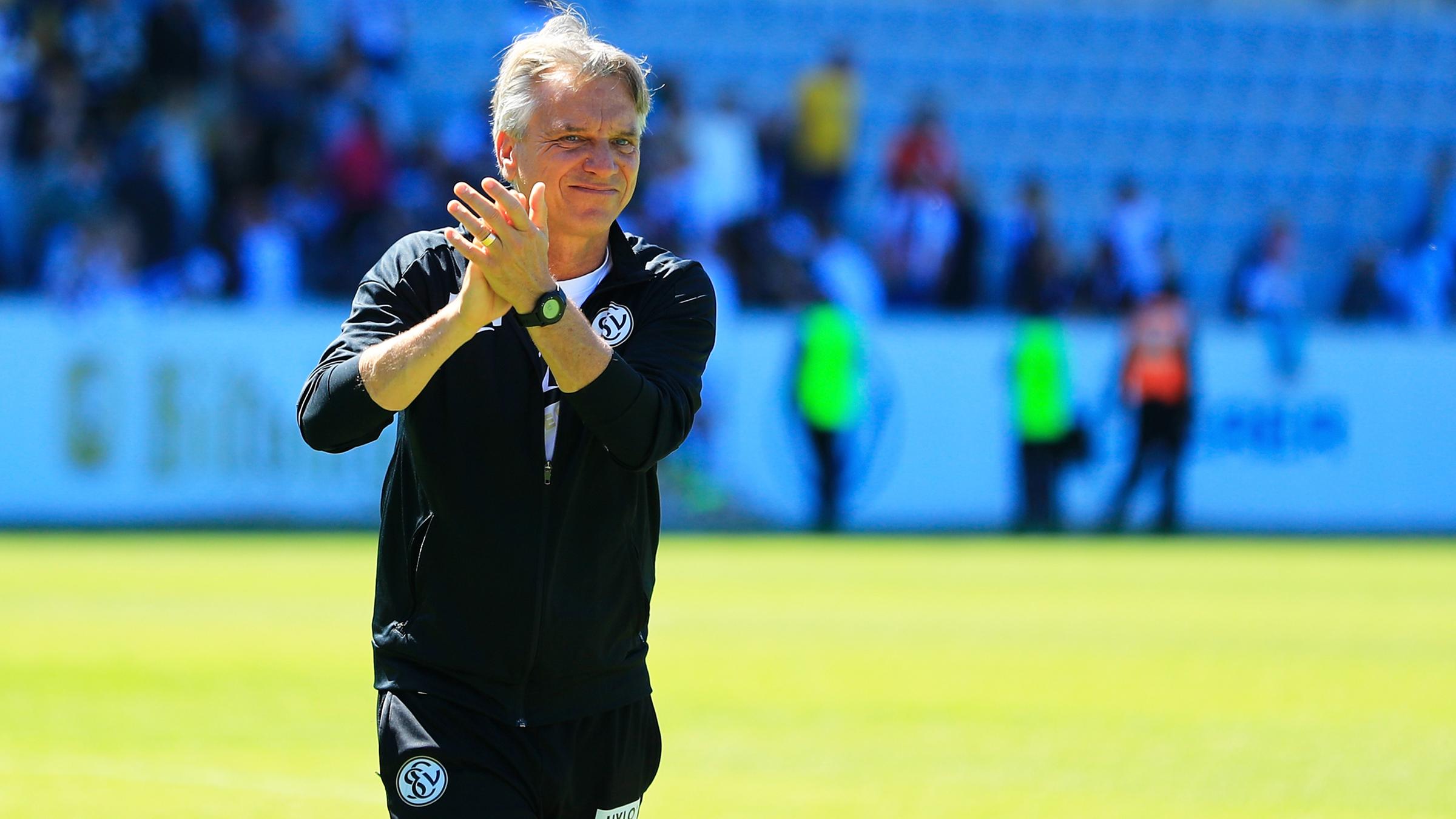 Trainer Horst Steffen (SV Elversberg) applaudiert nach Fußballsieg in der 2. Bundesliga am 10.05.2025.