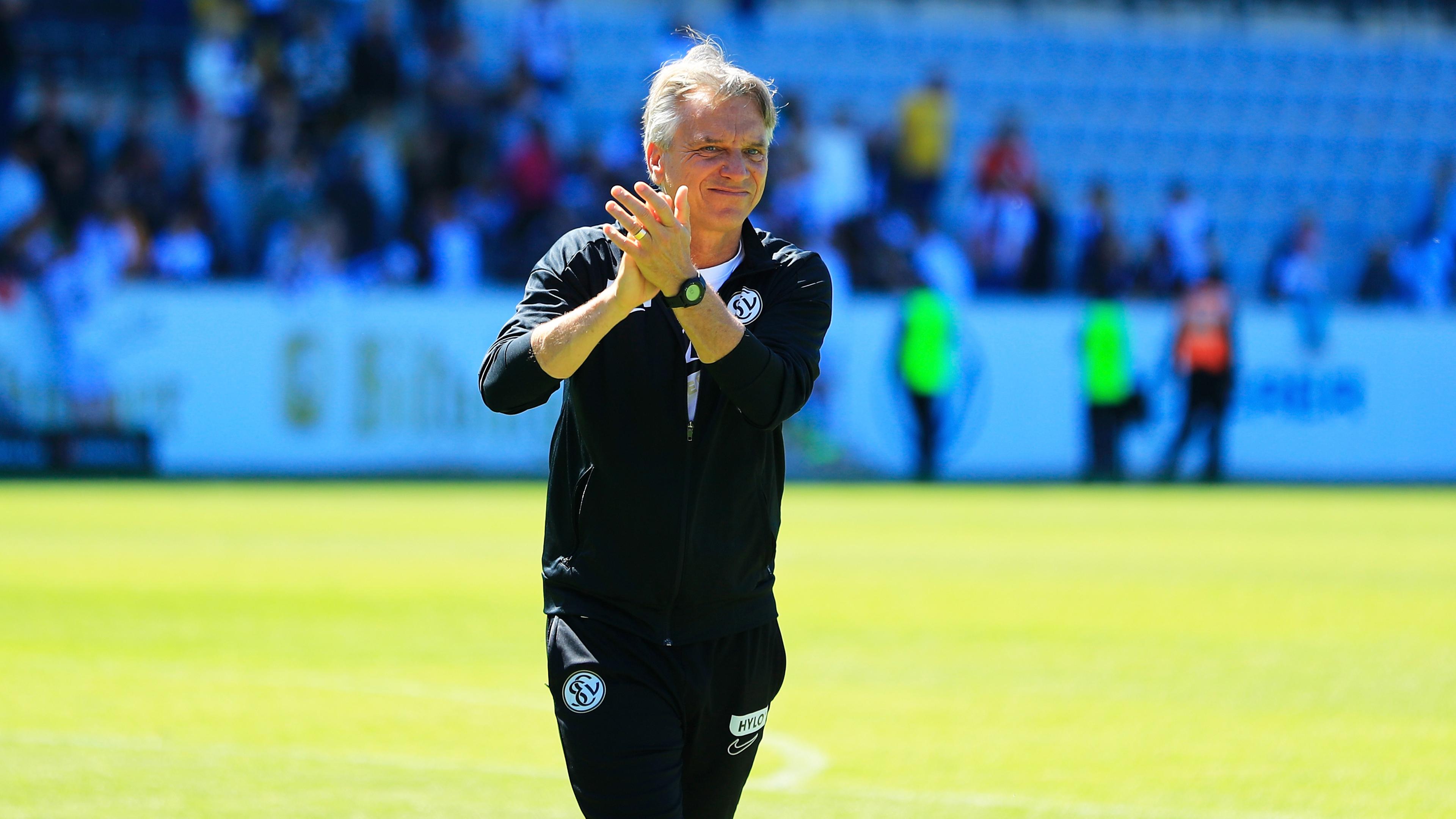 Trainer Horst Steffen (SV Elversberg) applaudiert nach Fußballsieg in der 2. Bundesliga am 10.05.2025.