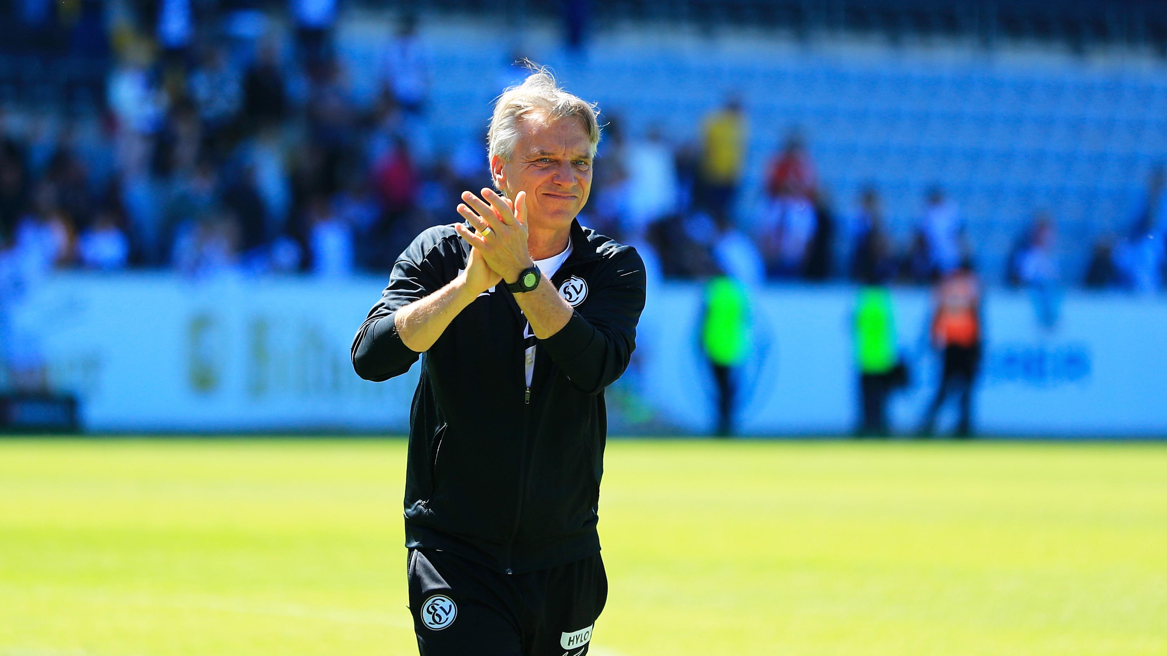Trainer Horst Steffen (SV Elversberg) applaudiert nach Fußballsieg in der 2. Bundesliga am 10.05.2025.