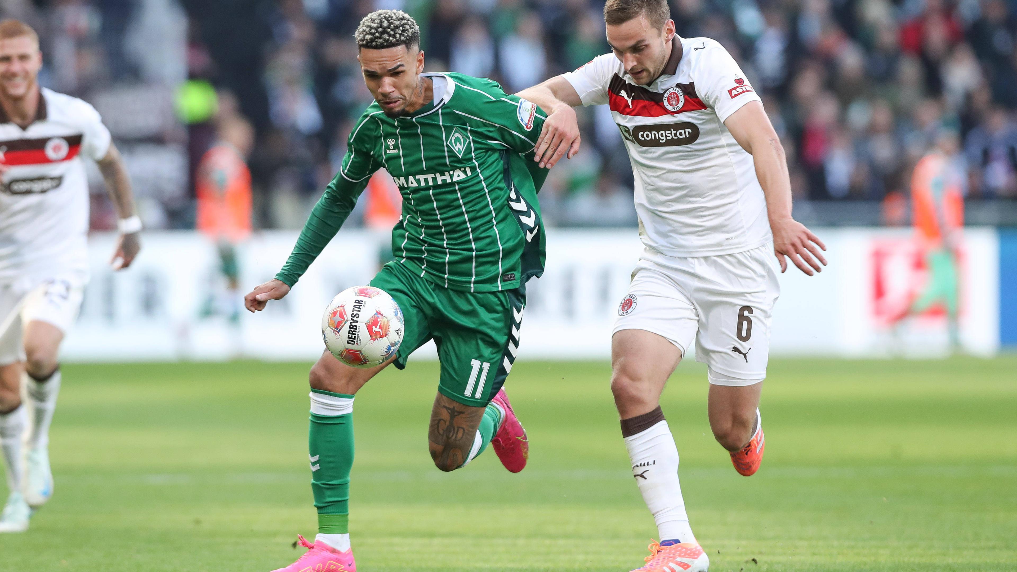 Justin Njinmah (Bremen, 11) und James Sands (St. Pauli, 6) kämpfen.