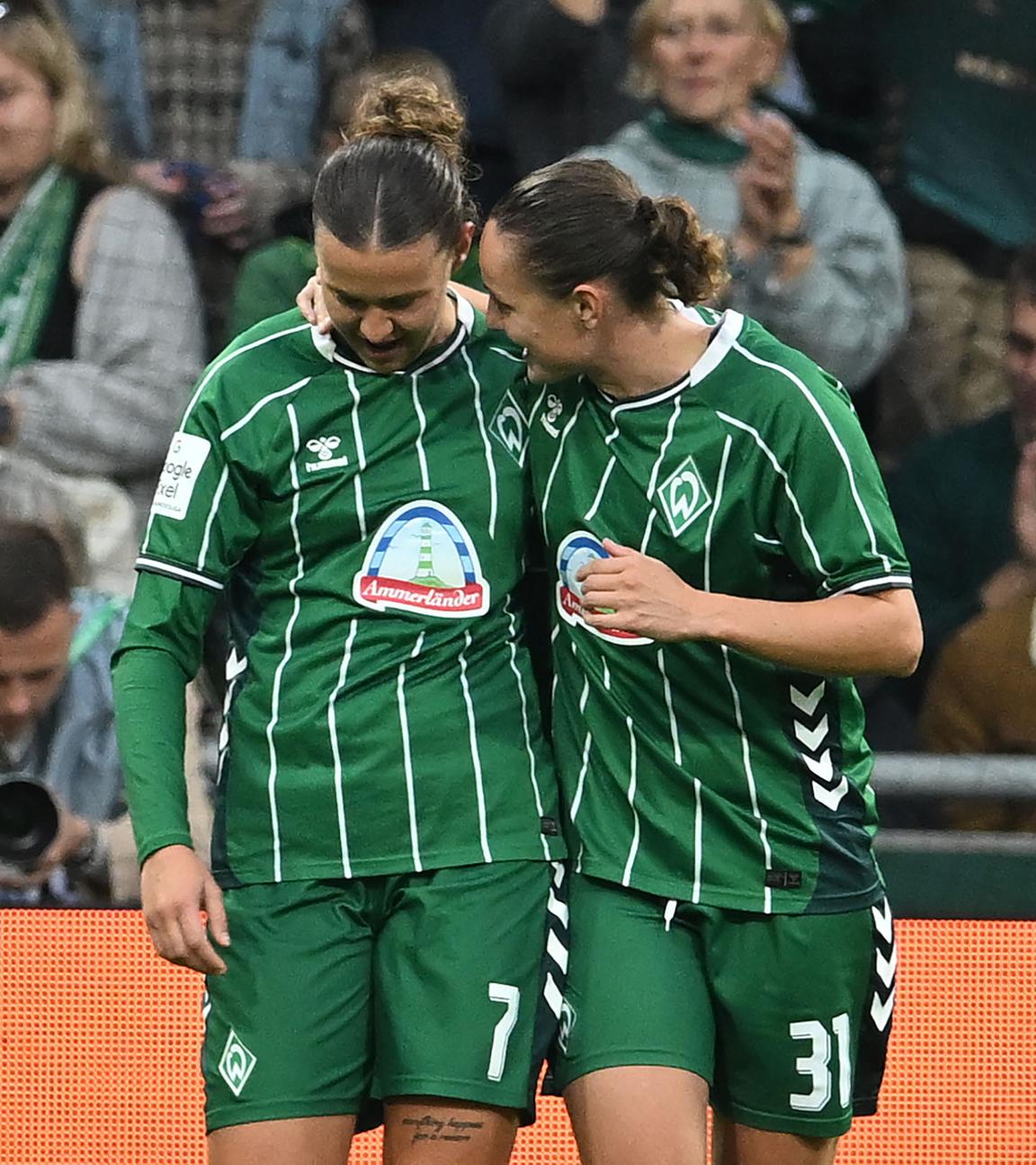 Mühlhaus und Wieder jubeln Arm in Arm nach dem Elfmetertor von Mhlhaus beim Spiel "SV Werder Bremen gegen den Hamburger SV" am 11.10.25 in Bremen