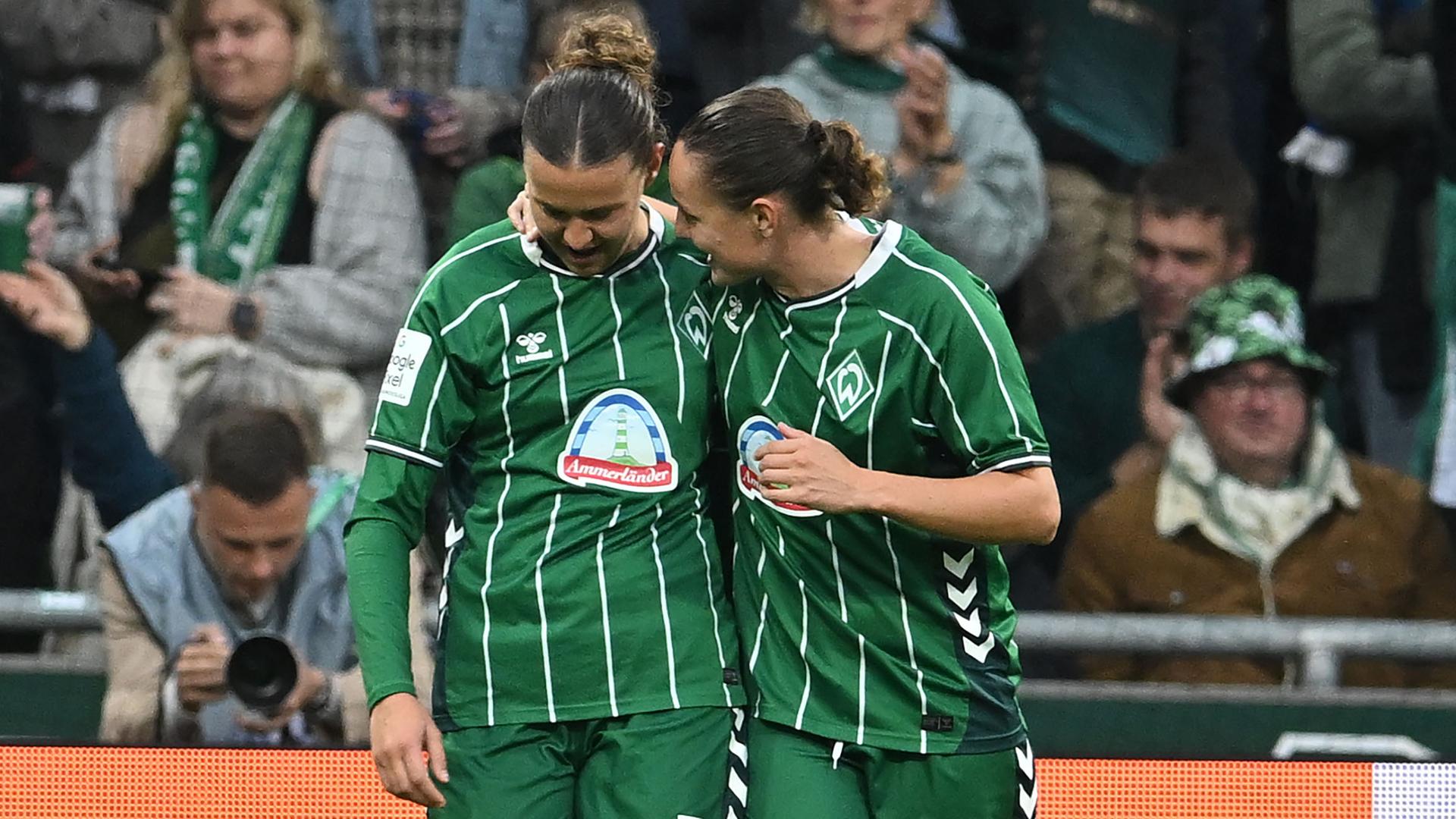 Mühlhaus und Wieder jubeln Arm in Arm nach dem Elfmetertor von Mhlhaus beim Spiel "SV Werder Bremen gegen den Hamburger SV" am 11.10.25 in Bremen