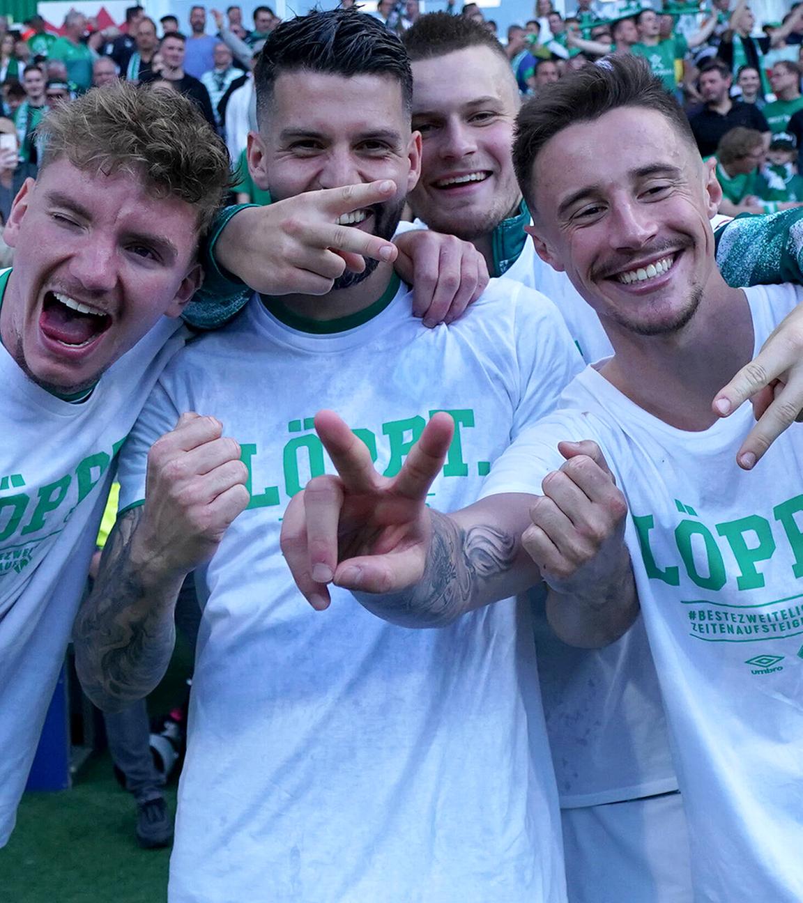 Bremens Nick Woltemade, Anthony Jung, Lars Lukas Mai und  Marco Friedl feiern Aufsteig in die 1. Bundesliga am 15.05.2022. 