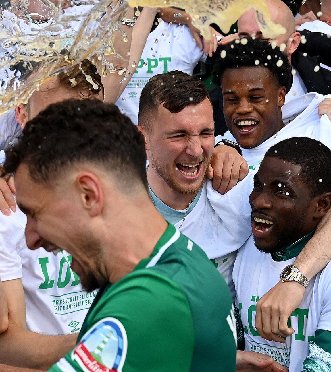Jubel der Spieler des SV Werder Bremen am 15.05.2022 in Bremen.