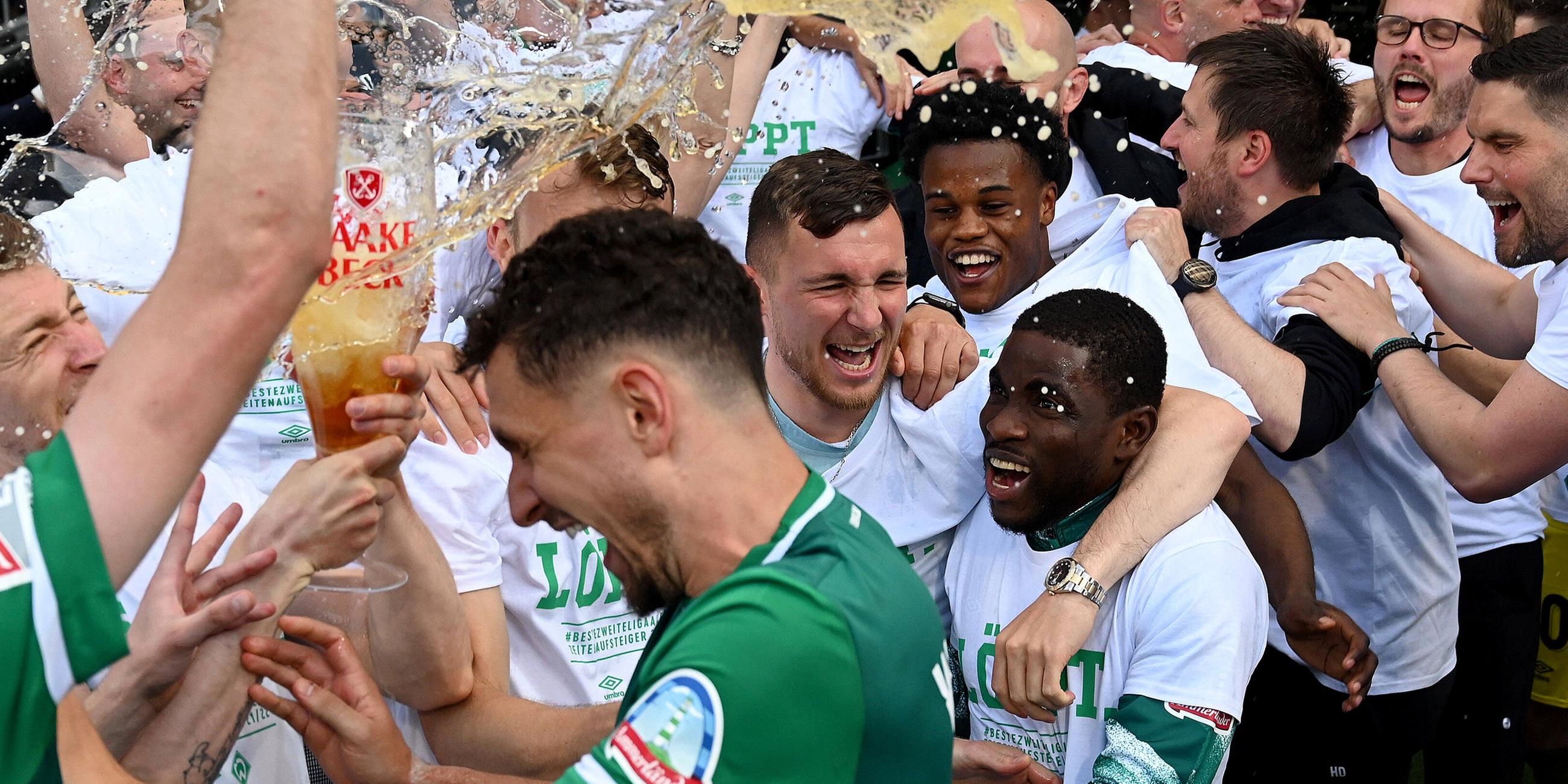 Jubel der Spieler des SV Werder Bremen am 15.05.2022 in Bremen.