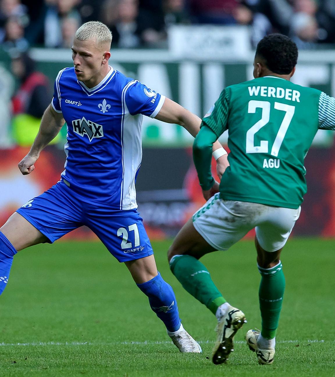 Tim Skarke (SV Darmstadt 98, 27) und Felix Agu (SV Werder Bremen, 27) im Zweikampf.