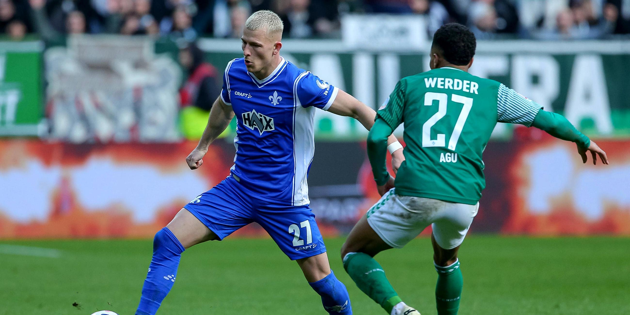 Tim Skarke (SV Darmstadt 98, 27) und Felix Agu (SV Werder Bremen, 27) im Zweikampf.