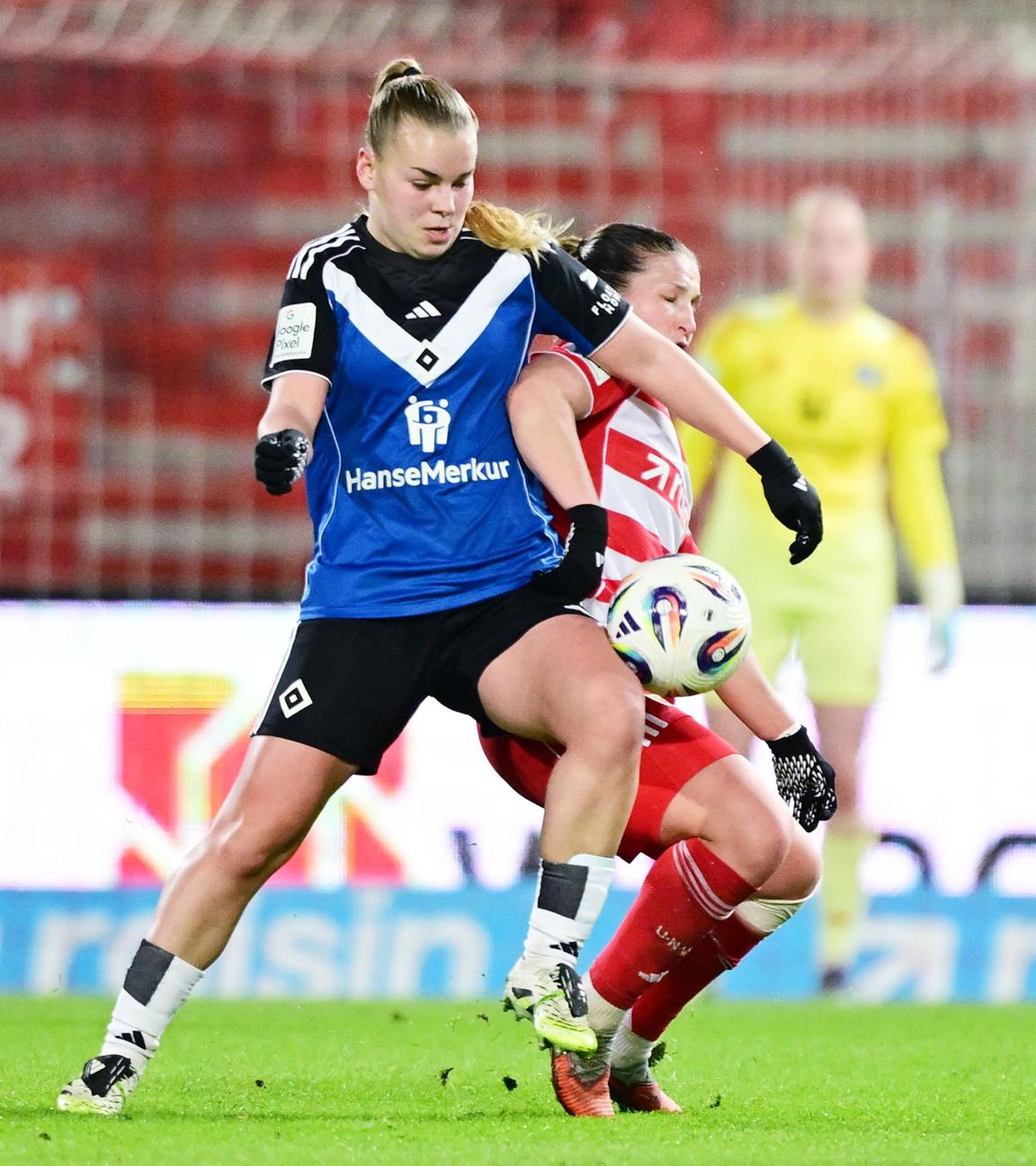 Fußballerin Svea Stoldt (links) vom HSV im Kampf um den Ball gegen Dina Orschmann der Union Berlin am 21.11.2025.