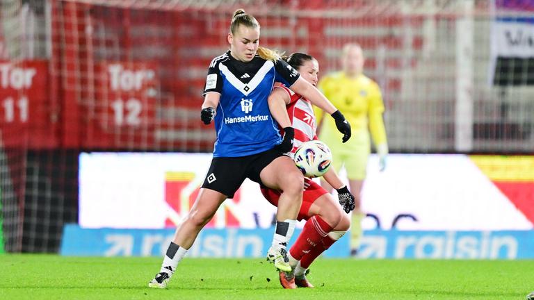 Fußballerin Svea Stoldt (links) vom HSV im Kampf um den Ball gegen Dina Orschmann der Union Berlin am 21.11.2025.
