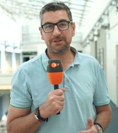 ZDF-Reporter Sven-Hendrik Hahn mit Mikrofon in der Hand.