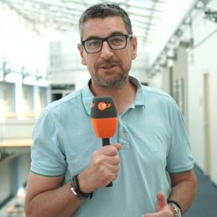 ZDF-Reporter Sven-Hendrik Hahn mit Mikrofon in der Hand.