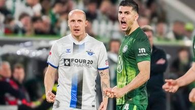 Paderborns Flügelspieler Sven Michel steht beim Relegationsspiel neben seinem Wolfsburger Kontrahenten Konstantinos Koulierakis