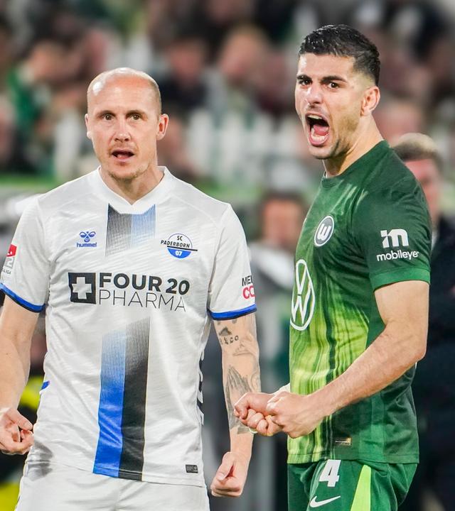 Paderborns Flügelspieler Sven Michel steht beim Relegationsspiel neben seinem Wolfsburger Kontrahenten Konstantinos Koulierakis