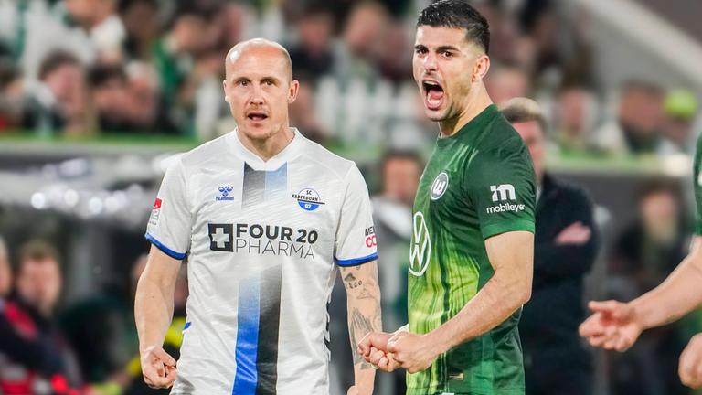 Paderborns Flügelspieler Sven Michel steht beim Relegationsspiel neben seinem Wolfsburger Kontrahenten Konstantinos Koulierakis