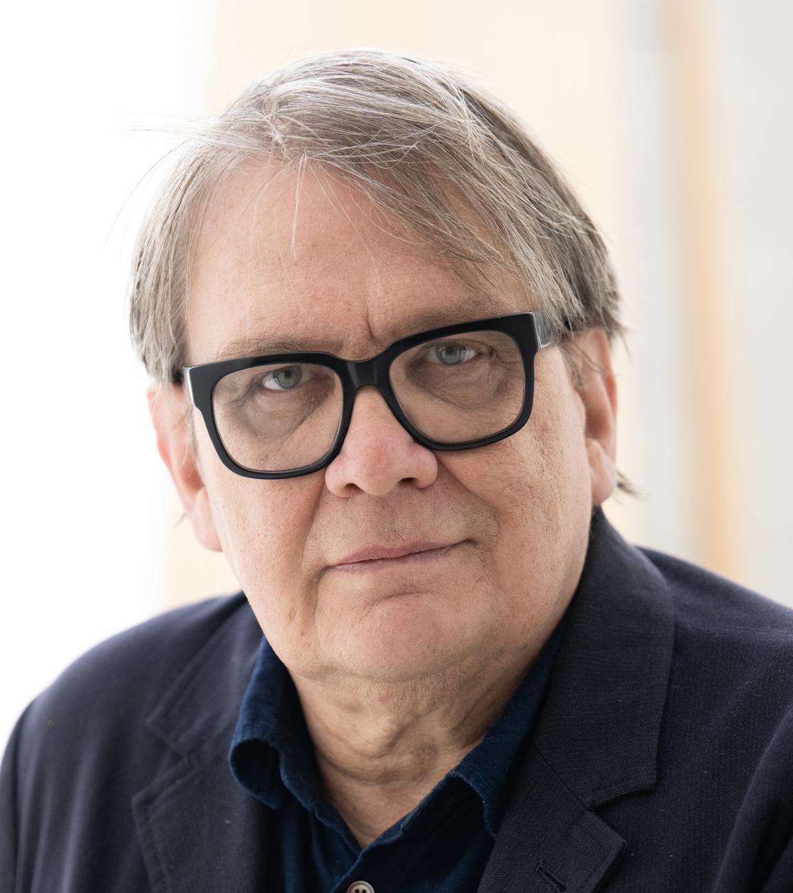 Der Schriftsteller Sven Regener blickt am 29.04.2026 in Mainz in die Kamera.