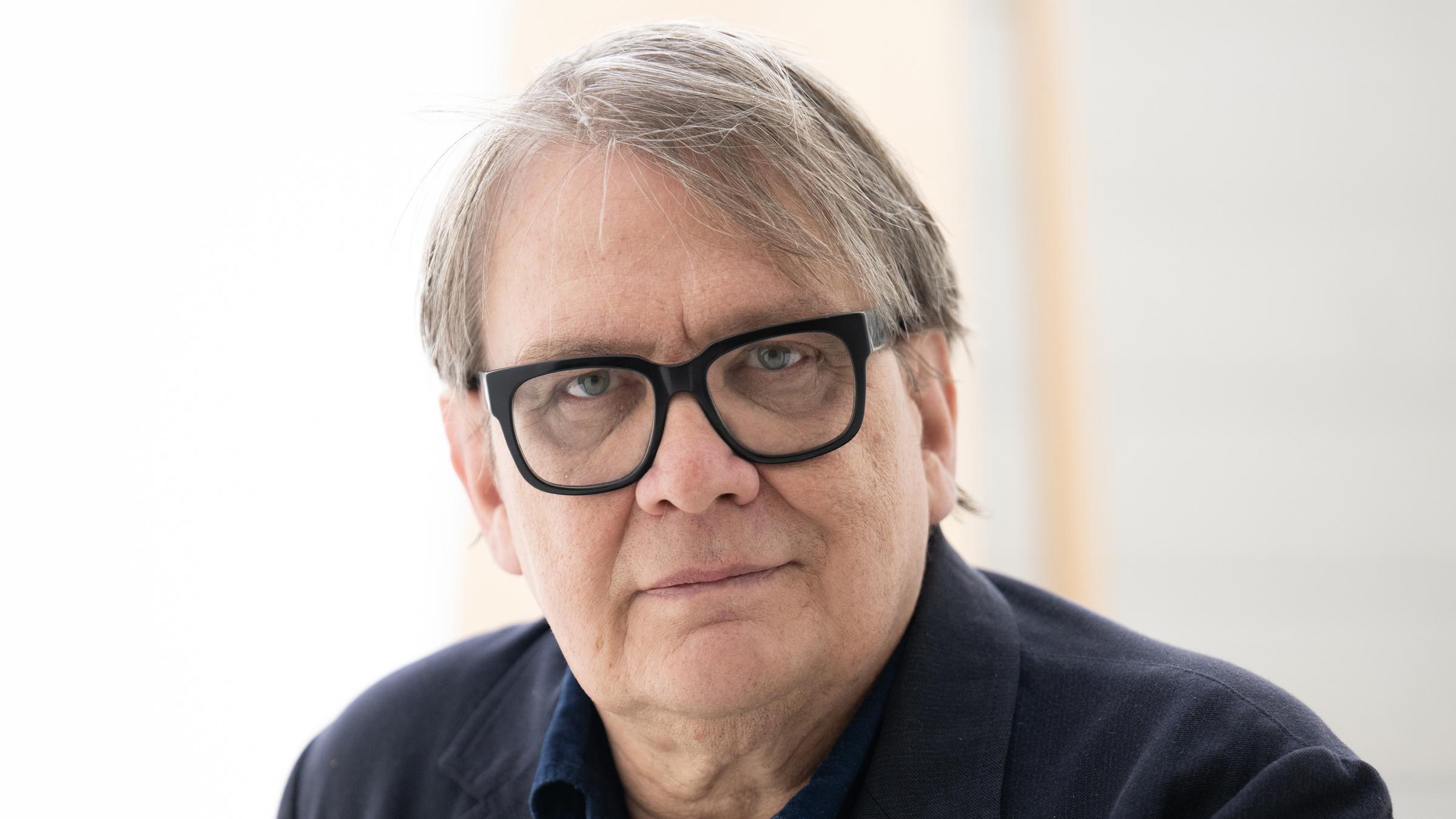 Der Schriftsteller Sven Regener blickt am 29.04.2026 in Mainz in die Kamera.