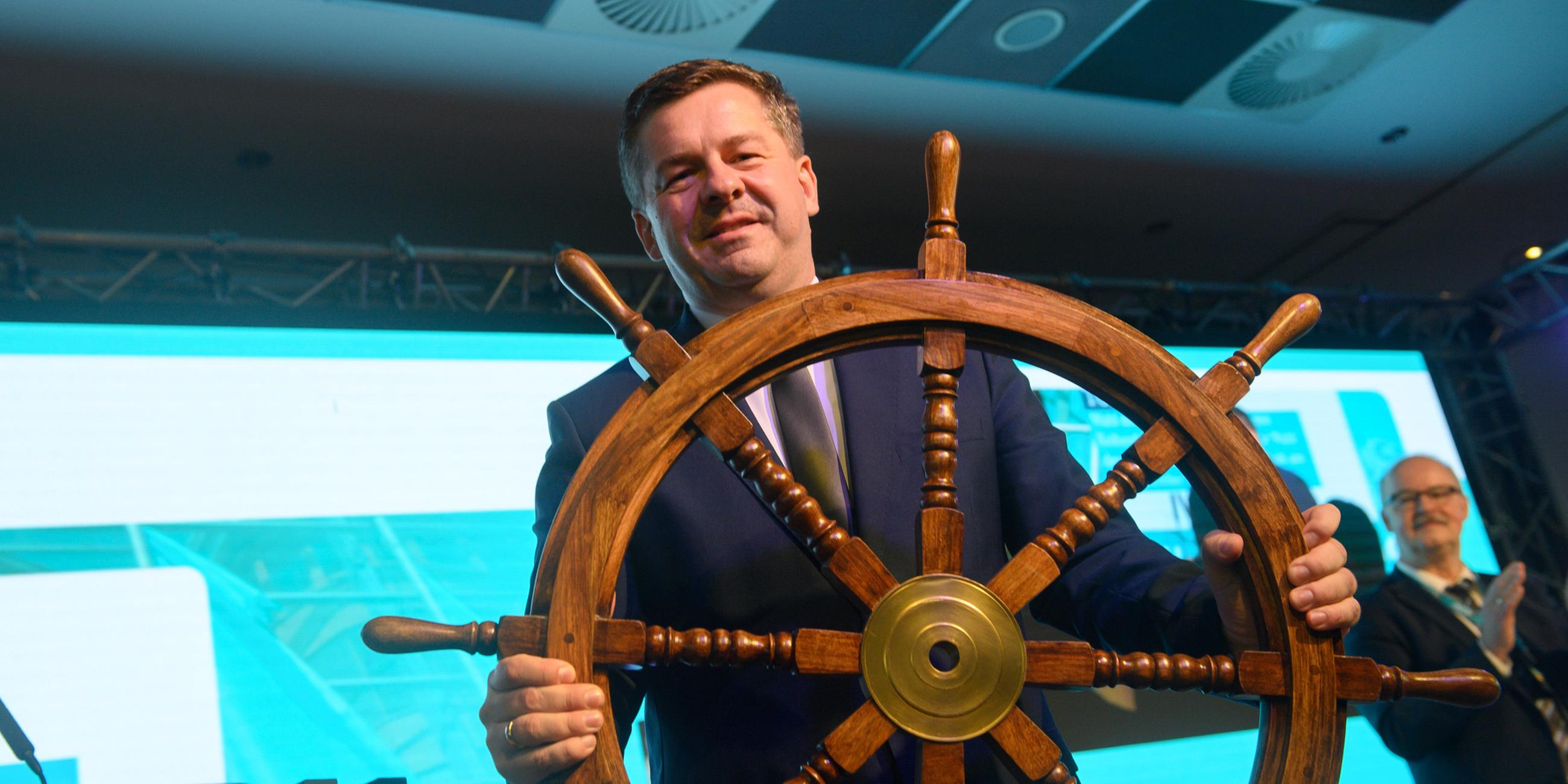 Sven Schulze (CDU), Minister für Wirtschaft, Tourismus, Landwirtschaft und Forsten Sachsen-Anhalts, steht am 1. November 2025 mit einem Steuerrad auf der Bühne der CDU-Landesvertreterversammlung in Oschersleben.