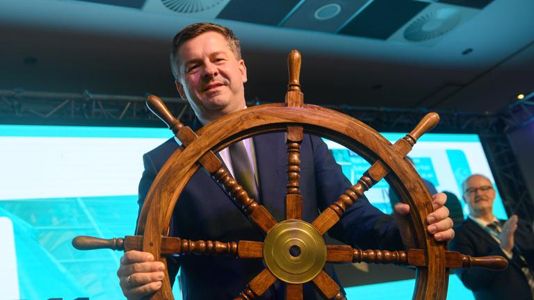 Sven Schulze (CDU), Minister für Wirtschaft, Tourismus, Landwirtschaft und Forsten Sachsen-Anhalts, steht am 1. November 2025 mit einem Steuerrad auf der Bühne der CDU-Landesvertreterversammlung in Oschersleben.