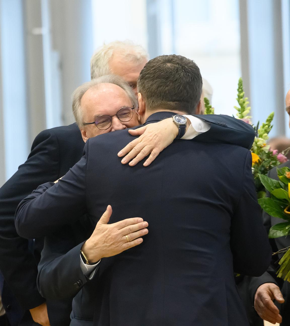 Der CDU-Politiker Sven Schulze wurde vom Landtag zum neuen Ministerpräsidenten gewählt. Der 46-Jährige erhielt im ersten Wahlgang die erforderliche Mehrheit.