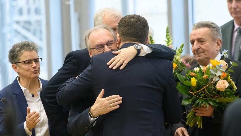 Der CDU-Politiker Sven Schulze wurde vom Landtag zum neuen Ministerpräsidenten gewählt. Der 46-Jährige erhielt im ersten Wahlgang die erforderliche Mehrheit.