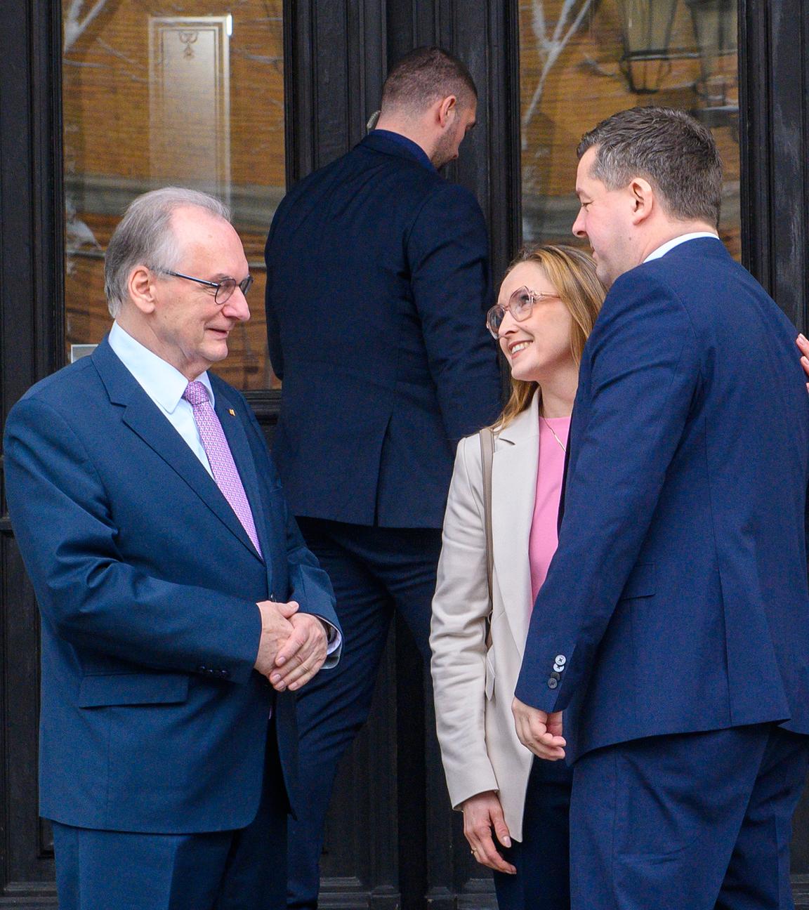 Reiner Haseloff (l, CDU), ehemaliger Ministerpräsident von Sachsen-Anhalt begrüßt Sven Schulze und dessen Ehefrau Kathleen Schulze vor der Staatskanzlei. 