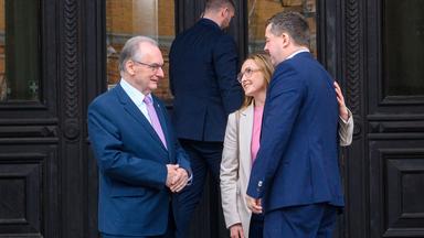 Reiner Haseloff (l, CDU), ehemaliger Ministerpräsident von Sachsen-Anhalt begrüßt Sven Schulze und dessen Ehefrau Kathleen Schulze vor der Staatskanzlei. 