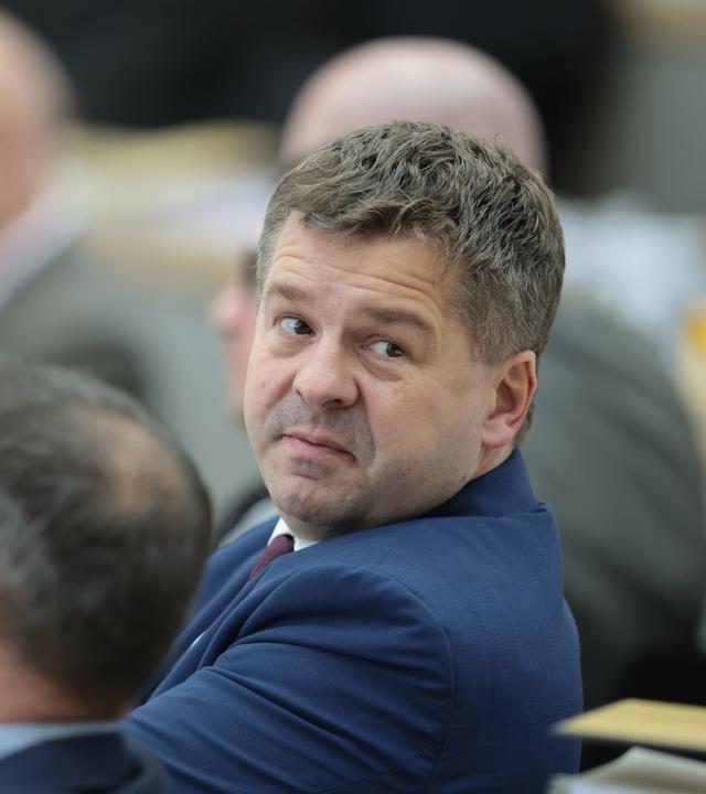 06.10.2026, Sachsen-Anhalt, Magdeburg: Sven Schulze (r, CDU), Ministerpräsident von Sachsen-Anhalt, nimmt an der konstituierenden Sitzung des Landtags von Sachsen-Anhalt teil.