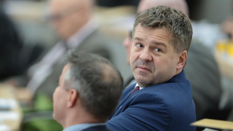 06.10.2026, Sachsen-Anhalt, Magdeburg: Sven Schulze (r, CDU), Ministerpräsident von Sachsen-Anhalt, nimmt an der konstituierenden Sitzung des Landtags von Sachsen-Anhalt teil.