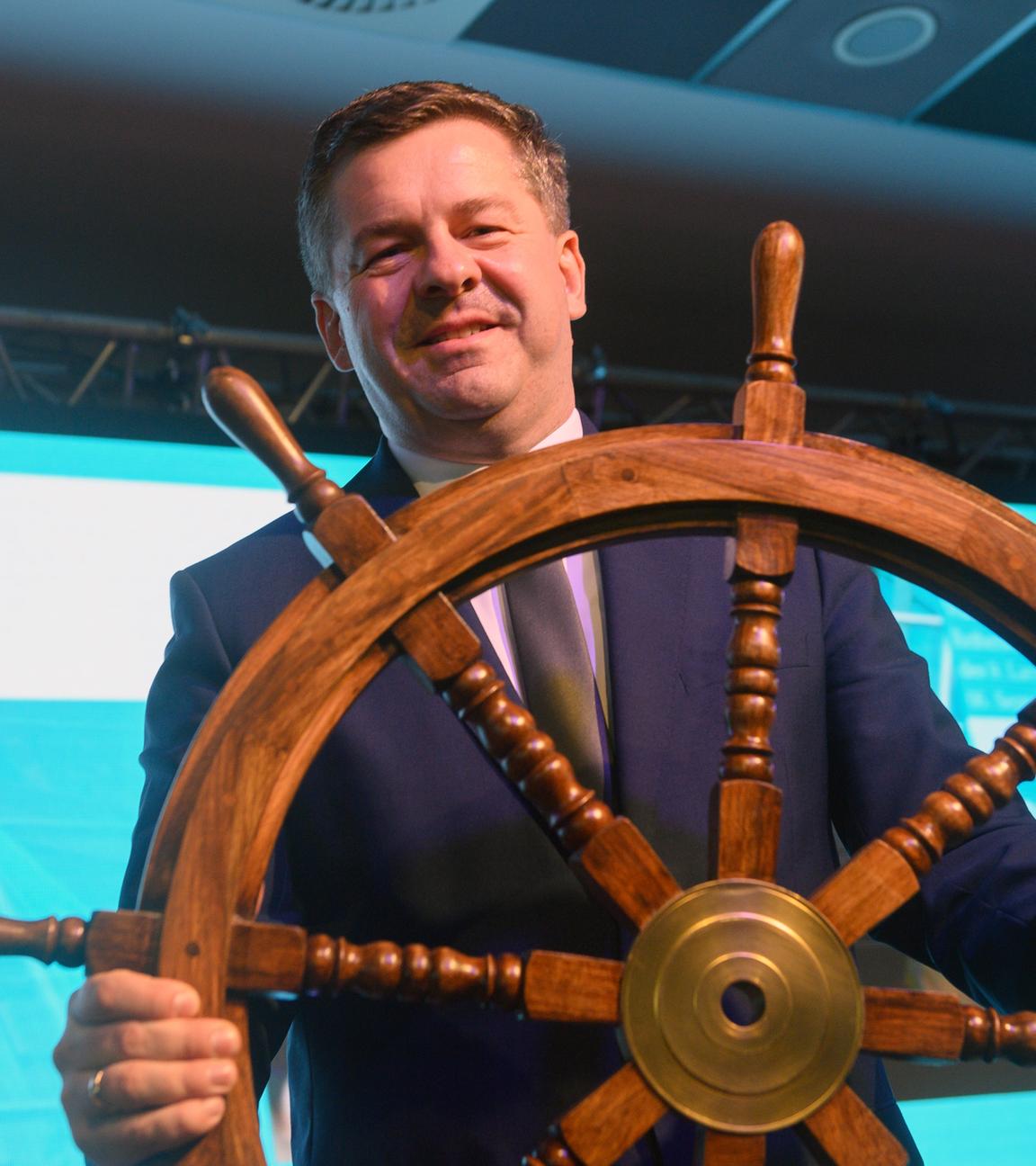 Sven Schulze (CDU), Minister für Wirtschaft, Tourismus, Landwirtschaft und Forsten des Landes Sachsen-Anhalt, steht mit einem Steuerrad auf der Bühne der Landesvertreterversammlung der CDU. Die Delegierten wollen die Listenaufstellung der CDU Sachsen-Anhalt für die Landtagswahl 2026 beschließen. Sven Schulze war zum Spitzenkandidaten der CDU für die kommende Landtagswahl gewählt worden.