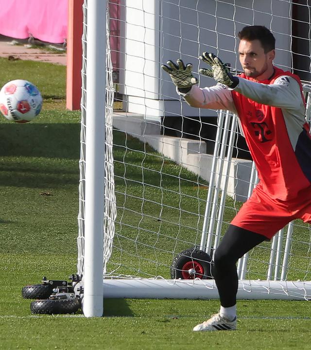 Torwart Sven Ulreich beim Training des FC Bayern München in der Säbenerstraße in München am 16.02.2026. 