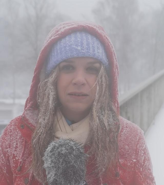 ZDF-Reporterin Svenja Bergerhoff steht im Schnee und blickt in die Kamera.