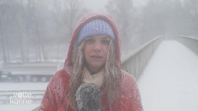 ZDF-Reporterin Svenja Bergerhoff steht im Schnee und blickt in die Kamera.